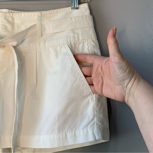 Banana Republic winter white 80’s style waist shorts w tie and pockets. Size 4 - Picture 4 of 9